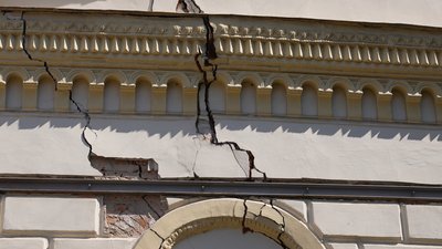 Івано-Франківськ, пам'ятка архітектури, тріщина Івано-Франківськ, пам'ятка архітектури, тріщина