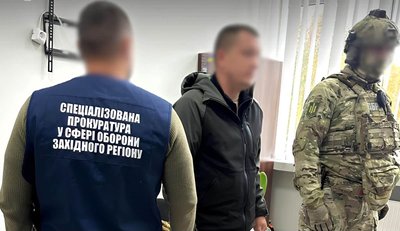 Фото з місця повідомлення про підозру одному з військових ТЦК та правоохоронців Чернівецької області