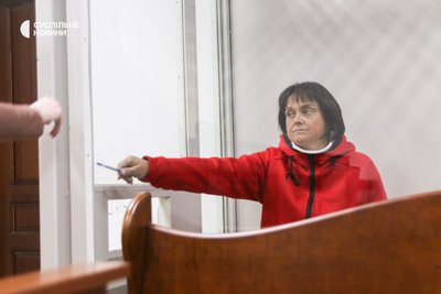 Підозрювана в нападі на волонтера Стерненка Людмила Чимерська під час засідання суду у Києві 2 травня 2025 року Підозрювана в нападі на волонтера Стерненка Людмила Чимерська під час засідання суду у Києві 2 травня 2025 року