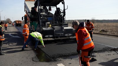 Грошей на поточний ремонт місцевих доріг на Чернігівщині немає: з чим це пов'язано та що кажуть водії про стан доріг Грошей на поточний ремонт місцевих доріг на Чернігівщині немає: з чим це пов'язано та що кажуть водії про стан доріг