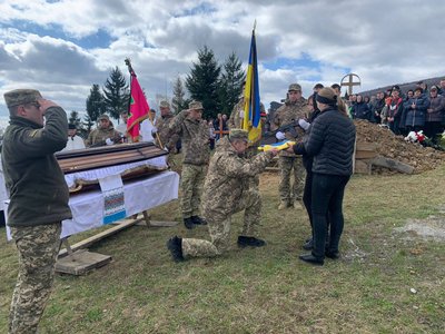 Помер від хвороби. На Закарпатті попрощалися з військовим Іваном Ганичем Помер від хвороби. На Закарпатті попрощалися з військовим Іваном Ганичем