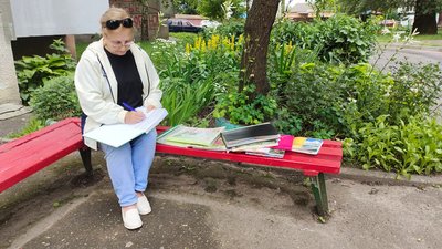 Галина Аріон з Хмельниччини записує у щоденник свої спостереження за трояндами