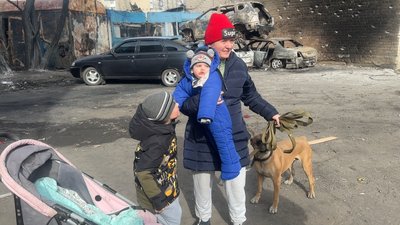 Марія з дітьми та собакою переселенка з Маріуполя Добропілля Донецька область Марія з дітьми та собакою переселенка з Маріуполя Добропілля Донецька область