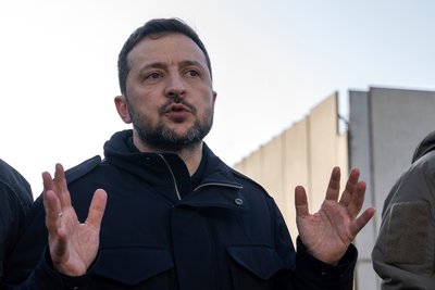 Президент України Володимир Зеленський спілкується з пресою на території Хмельницької атомної електростанції, 13 лютого 2025 року Президент України Володимир Зеленський спілкується з пресою на території Хмельницької атомної електростанції, 13 лютого 2025 року
