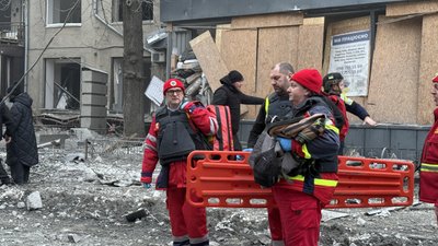 Медики на місці удару у центрі Харкова Медики на місці удару у центрі Харкова
