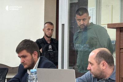 ВАКС взяв під варту Сергія Куцого (за склом), водія посадовця Офісу генпрокурора Сергія Кропиви. Він фігурує у корупційній справі «Карфаген». Київ, 7 вересня 2026 року ВАКС взяв під варту Сергія Куцого (за склом), водія посадовця Офісу генпрокурора Сергія Кропиви. Він фігурує у корупційній справі «Карфаген». Київ, 7 вересня 2026 року