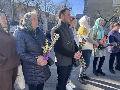 Для освячення люди принесли у храм різноманітно оздоблене вербове гілля