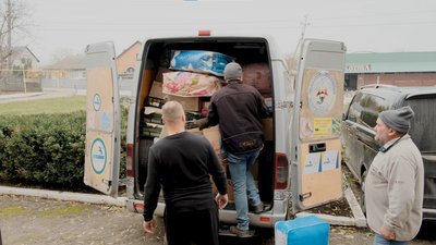 Жителі села Динівці збирають гуманітарну допомогу Жителі села Динівці збирають гуманітарну допомогу