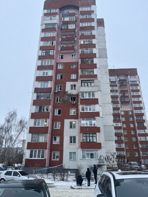 “Удар був сильний, аж будинок здригнувся”. РФ вдарила безпілотником по багатоповерхівці у Сумах. Поранений чоловік “Удар був сильний, аж будинок здригнувся”. РФ вдарила безпілотником по багатоповерхівці у Сумах. Поранений чоловік