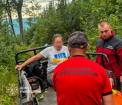 На Львівщині рятувальники допомогли спустити із гори туристку зі зламаною ногою На Львівщині рятувальники допомогли спустити із гори туристку зі зламаною ногою