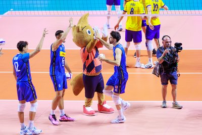 Волейболісти з маскотом чемпіонату Європи-2026 Волейболісти з маскотом чемпіонату Європи-2026