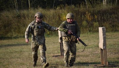 Артилеристи, навчають стрільби з помпових рушниць, війна, навчання Артилеристи, навчають стрільби з помпових рушниць, війна, навчання