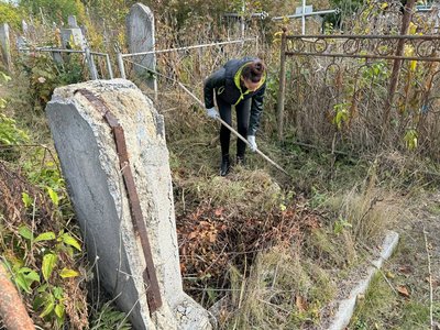 Іноді до місць поховань ведуть знаки: черкащанка прибирає могили та веде блог у ТікТоці Іноді до місць поховань ведуть знаки: черкащанка прибирає могили та веде блог у ТікТоці