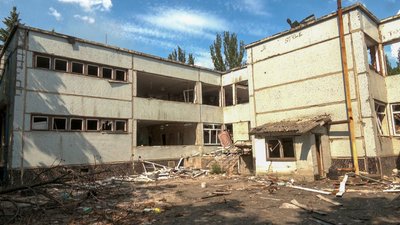 Життя люди ситуація пошкоджені будинки руйнування прифронтове зруйнована будівля дитсадка Курахове Донецька область Життя люди ситуація пошкоджені будинки руйнування прифронтове зруйнована будівля дитсадка Курахове Донецька область
