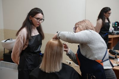 Перукар, бариста, кухар, продавець. Які спеціальності мають попит у Херсоні та як містяни опановують нові професії Перукар, бариста, кухар, продавець. Які спеціальності мають попит у Херсоні та як містяни опановують нові професії