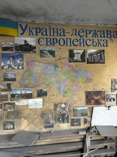 У Хотіні на Сумщині внаслідок удару ракетою зруйновано школу У Хотіні на Сумщині внаслідок удару ракетою зруйновано школу