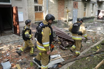 Рятувальники біля багатоповерхівки у Новобаварському районі Харкова, в яку влучив російський безпілотник Рятувальники біля багатоповерхівки у Новобаварському районі Харкова, в яку влучив російський безпілотник