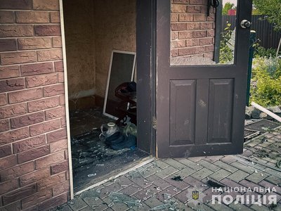 Пошкоджено 7 будинків: поліція показала наслідки російської атаки на Сумщину Пошкоджено 7 будинків: поліція показала наслідки російської атаки на Сумщину