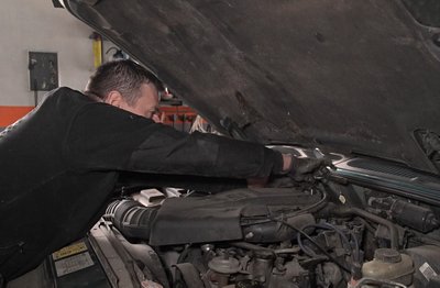 На Волині поляк безплатно ремонтує авто на фронт На Волині поляк безплатно ремонтує авто на фронт