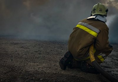 Рятувальник ДСНС гасить пожежу Рятувальник ДСНС гасить пожежу