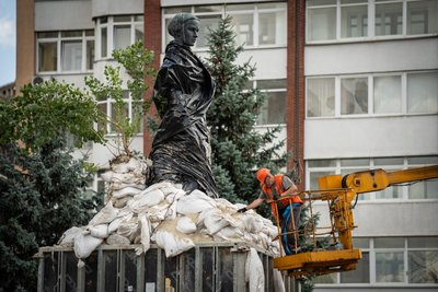 Чому Київ відкриває пам'ятники, які ховав від російських обстрілів: що змінилося Чому Київ відкриває пам'ятники, які ховав від російських обстрілів: що змінилося