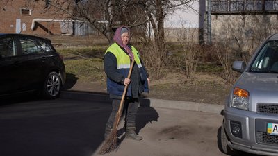 Понад 40 років дбає про чистоту дворів: історія комунальниці з Вінниці Понад 40 років дбає про чистоту дворів: історія комунальниці з Вінниці