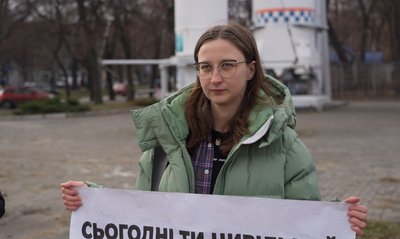 У Дніпрі рідні військових вийшли на пікет за чіткі терміни служби та демобілізацію У Дніпрі рідні військових вийшли на пікет за чіткі терміни служби та демобілізацію