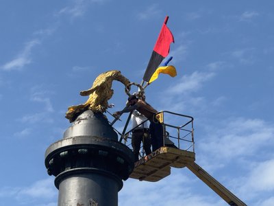 У Полтаві на Монументі Слави замінили прапори через зношеність У Полтаві на Монументі Слави замінили прапори через зношеність