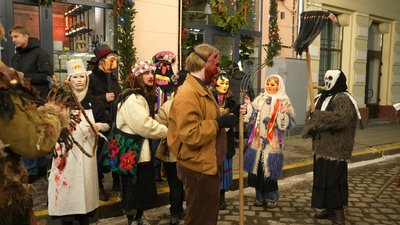 У костюмах Міндіча і НАБУ. Як буковинська Маланка збирала гроші для військових у Чернівцях У костюмах Міндіча і НАБУ. Як буковинська Маланка збирала гроші для військових у Чернівцях