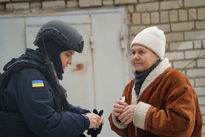 Поліцейська із жінкою біля місця влучання російського БпЛА у Шевченківському районі Харкова, 2 березня 2026 року Поліцейська із жінкою біля місця влучання російського БпЛА у Шевченківському районі Харкова, 2 березня 2026 року