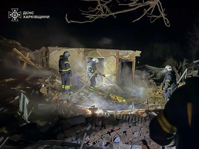 Рятувальники працюють на місці влучання російського дрона у будинок у Богодухові Рятувальники працюють на місці влучання російського дрона у будинок у Богодухові