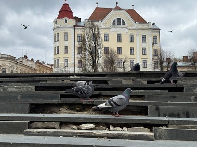 Стан сходів на площі Філармонії у Чернівцях
