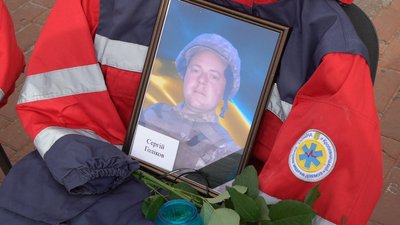 У Кропивницькому вшанували пам'ять загиблих на війні медиків У Кропивницькому вшанували пам'ять загиблих на війні медиків
