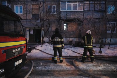 Рятувальники біля будинку, куди влучив дрон РФ у Салтівському районі Харкова, 3 лютого 2026 року