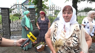 Конфлікт між вірянами ПЦУ та УПЦ у селі Старосільці на Житомирщині: священнослужіння біля закритого храму Конфлікт між вірянами ПЦУ та УПЦ у селі Старосільці на Житомирщині: священнослужіння біля закритого храму