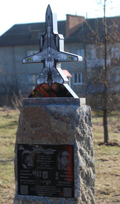 Падав на будинки — на Житомирщині пілотам, які відвели підбитий літак від села, встановили пам'ятник