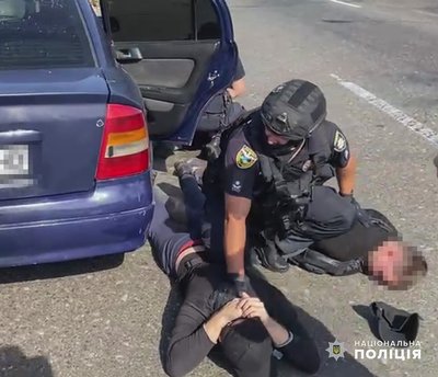 На Одещині затримали чоловіків, які організували переправлення призовників за кордон На Одещині затримали чоловіків, які організували переправлення призовників за кордон