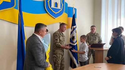 У Житомирі родинам полеглих воїнів вручили посмертні державні нагороди У Житомирі родинам полеглих воїнів вручили посмертні державні нагороди