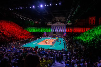 Центральна площа Неаполя перед початком матчу Італії та Швеції Центральна площа Неаполя перед початком матчу Італії та Швеції