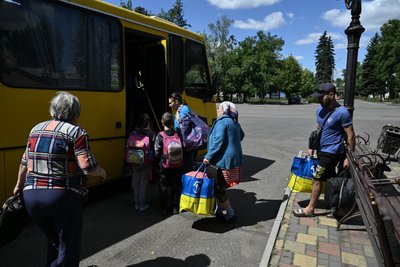 Нові транзитні центри для евакуації з Донецької області: як працюють, скільки людей вміщають, яку допомогу надають Нові транзитні центри для евакуації з Донецької області: як працюють, скільки людей вміщають, яку допомогу надають