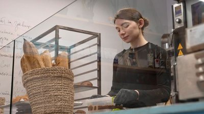 пекарня, пекарні в тернополі, хліб, працівниця пекарні пекарня, пекарні в тернополі, хліб, працівниця пекарні