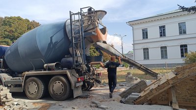 На місці, де мають встановити пам’ятник Сковороді у Полтаві, почали заливати бетон: що далі На місці, де мають встановити пам’ятник Сковороді у Полтаві, почали заливати бетон: що далі