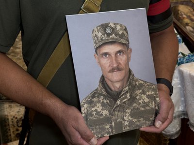 У Полтаві прощаються із захисником Олегом Меженком У Полтаві прощаються із захисником Олегом Меженком