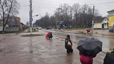 Поховання на Чернігівщині: в останню путь провели 7 військових Поховання на Чернігівщині: в останню путь провели 7 військових