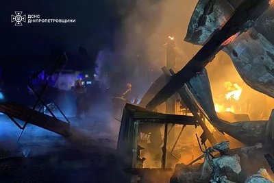 У Кам'янському на Дніпропетровщині пожежники загасили займання площею 200 кв.м У Кам'янському на Дніпропетровщині пожежники загасили займання площею 200 кв.м