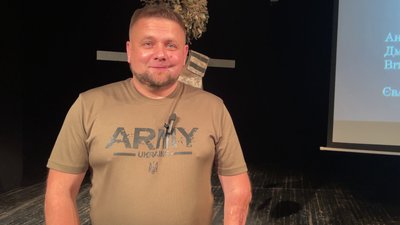 "Я не покинув Україну": документальну виставу на основі розповідей ветеранів показали у Рівному "Я не покинув Україну": документальну виставу на основі розповідей ветеранів показали у Рівному