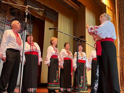 "Зроблю з них хор Верьовки": як переселенка з Донеччини навчає співу сільський ансамбль на Черкащині "Зроблю з них хор Верьовки": як переселенка з Донеччини навчає співу сільський ансамбль на Черкащині