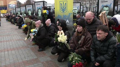 "Єдиний був син у сім'ї": з добровольцем Дмитром Месніковичем попрощалися у Рівному "Єдиний був син у сім'ї": з добровольцем Дмитром Месніковичем попрощалися у Рівному