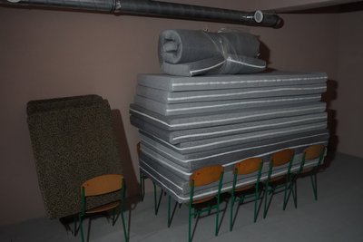 Матраци, вода та світло: як у Миколаєві готують укриття в будинках Матраци, вода та світло: як у Миколаєві готують укриття в будинках