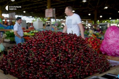 "Вчора 200, сьогодні 180": ціни на черешню на одеському Привозі "Вчора 200, сьогодні 180": ціни на черешню на одеському Привозі